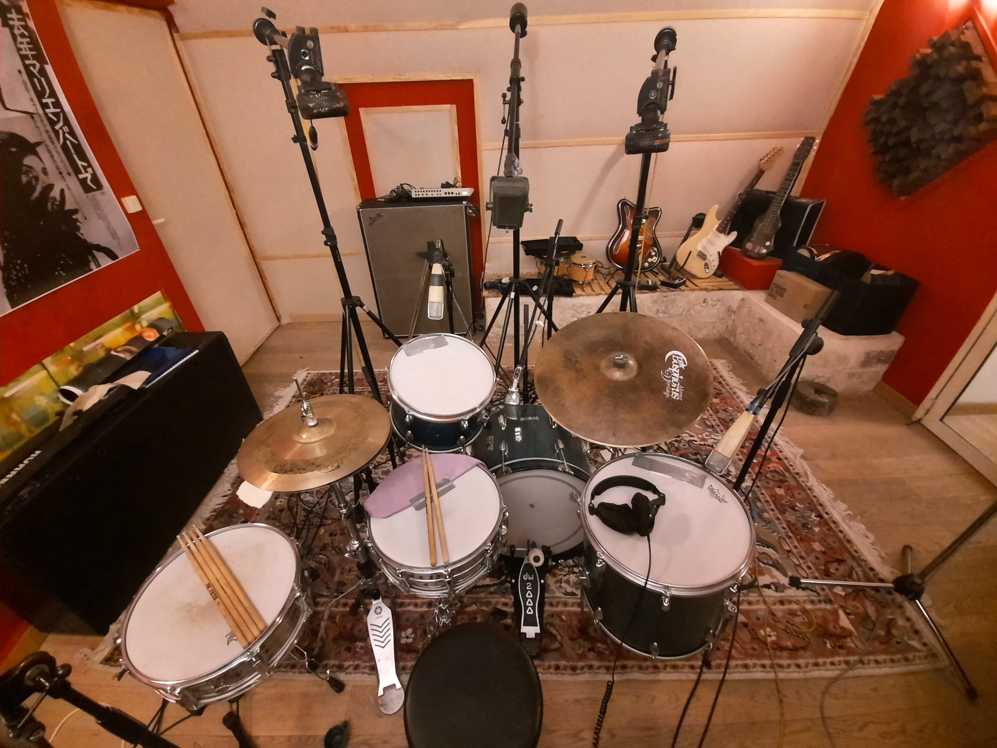 Enregistrement de batterie à Paris, pour morceaux, EP et albums. Batteur professionnel